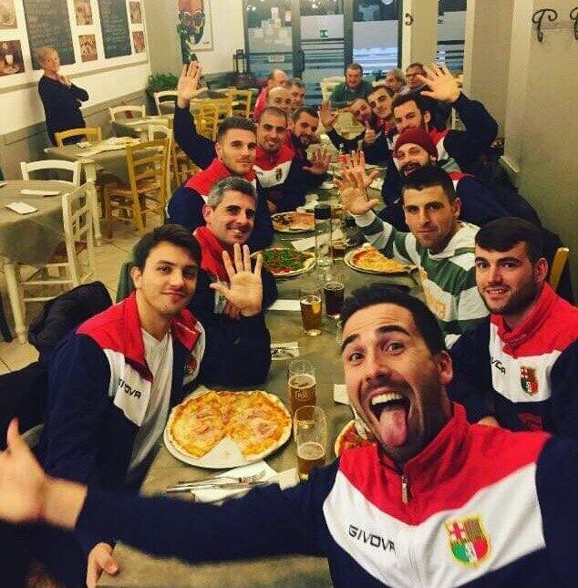 Thomas Balloni, in primo piano, e i compagni del San Lazzaro Lunense festeggiano una vittoria in pizzeria.