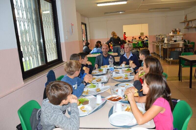 Cavarra e Ravecca alla mensa scolastica con gli alunni