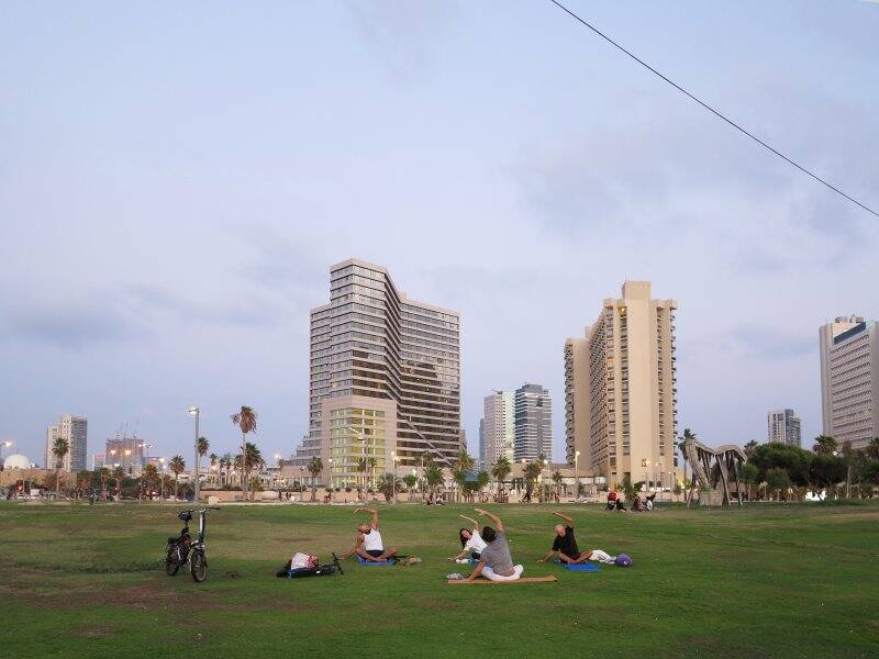 Israele, Tel Aviv: giovani fanno yoga nel prato retrostante la spiaggia (2018)