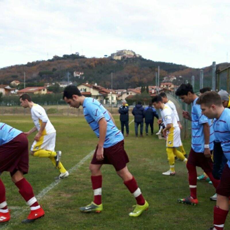 La Luni Calcio entra in campo in una partita del campionato di II Categoria.