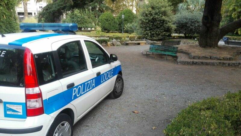 La Polizia municipale ai giardini pubblici