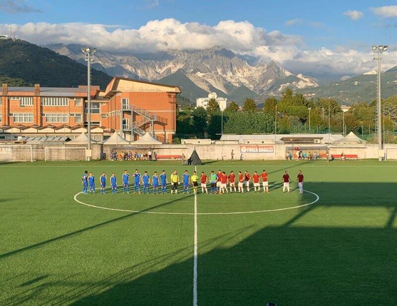 Antica Luni e Luni Calcio prima dell'inizio del derby all'Avenza.