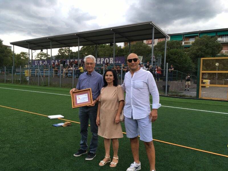 Giuseppe e Italia Fiorella con Ugo Questa durante la premiazione del memorial "Ruggero Fiorella"