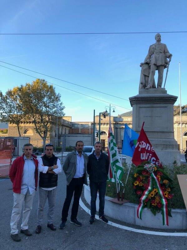 Cgil, Cisl e Uil insieme alle Rsu hanno deposto una corona di fiori listata a lutto ai piedi del monumento di Chiodo