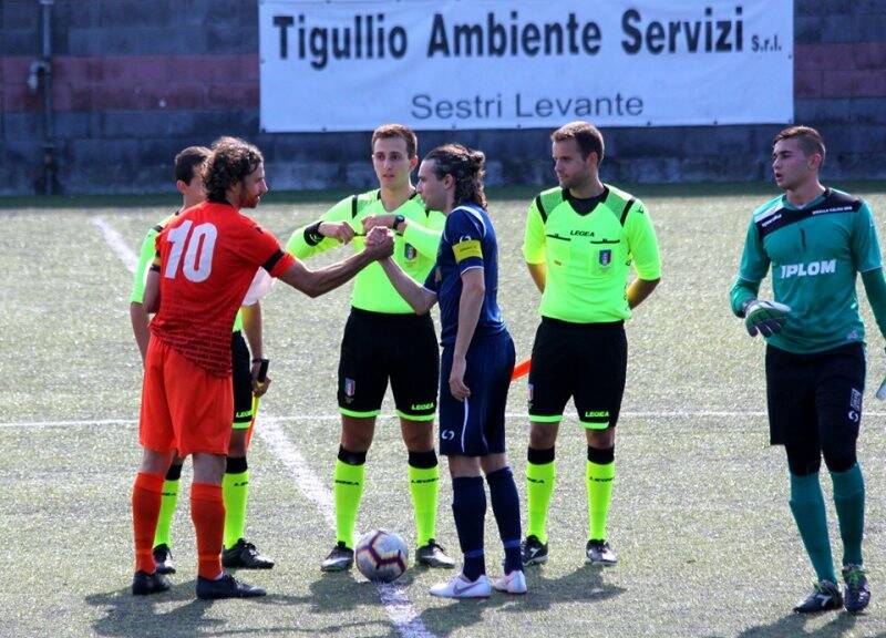 Il saluto tra i capitani di Rivasamba e Busalla prima del fischio d'inizio all'Andersen di Sestri Levante.