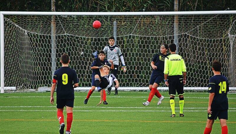 Nella foto la spettacolare rovesciata del calciatore della Lavagnese nella sfida contro il Mamas Giovani