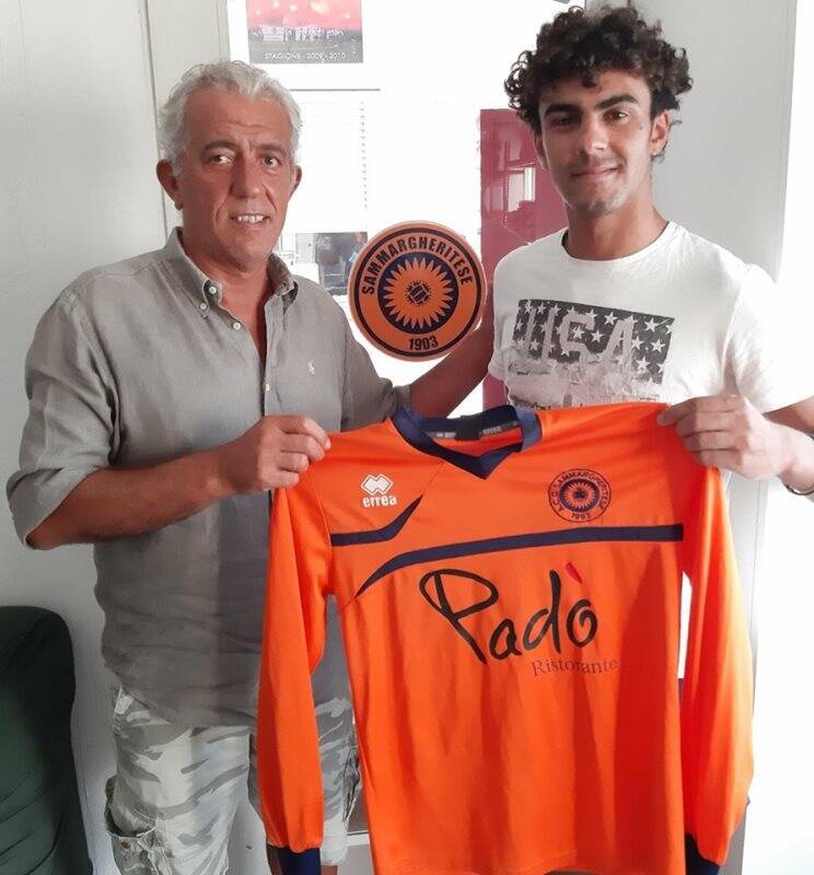 Oscar Salano, centravanti classe '98, posa con la maglia della Sammargheritese e con il presidente "orange" Lenzo.