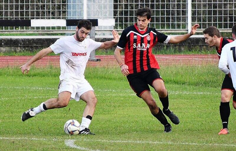 Barattini al tiro nel derby tra Tarros Sarzanese e Sarzana Calcio 1906 al "Luperi"