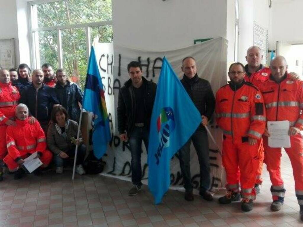 I lavoratori di Italy Emergenza in presidio al Sant'Andrea