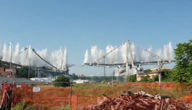 Il momento dell'esplosione delle cariche per la demolizione del Ponte Morandi