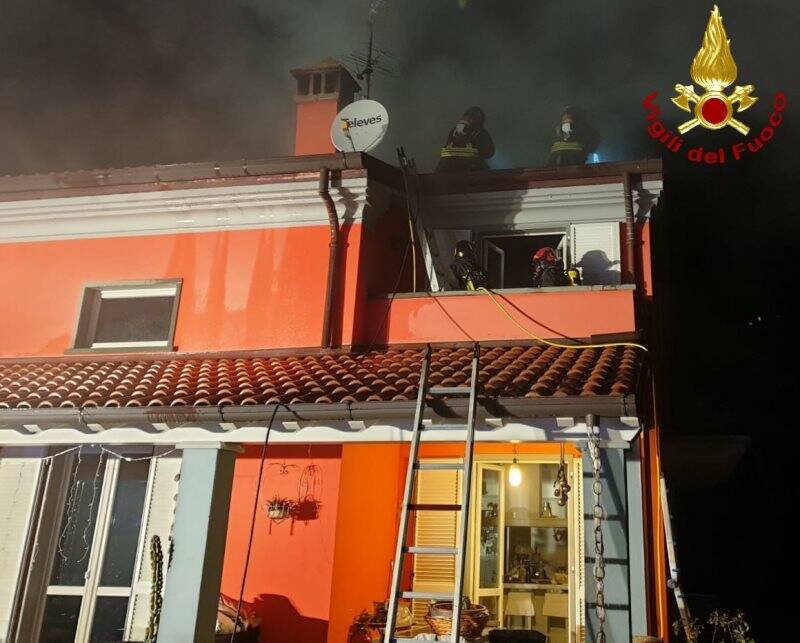 Incendio tetto, Vigili del Fuoco al lavoro