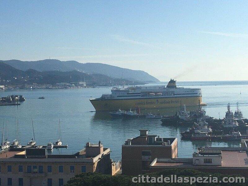 L'arrivo del Mega express five di Corsica ferries, il primo traghetto in porto dopo anni