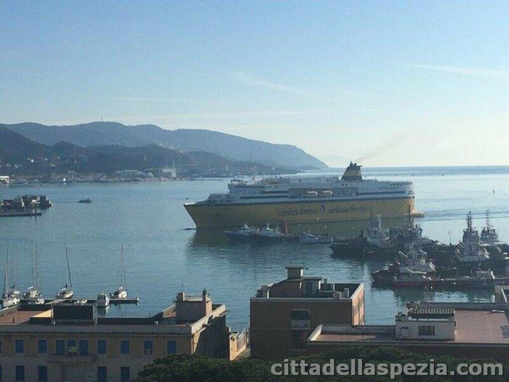 L'arrivo del Mega express five di Corsica ferries, il primo traghetto in porto dopo anni