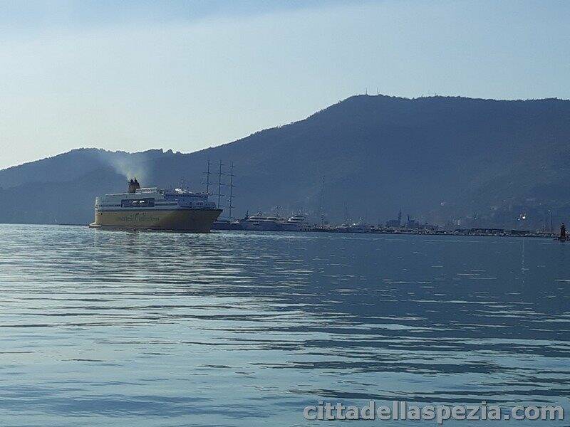 L'arrivo del Mega express five di Corsica ferries, il primo traghetto in porto dopo anni
