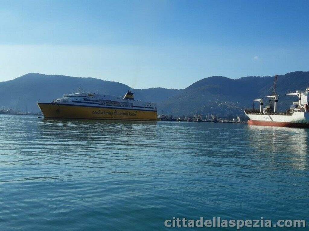 L'arrivo del Mega express five di Corsica ferries, il primo traghetto in porto dopo anni