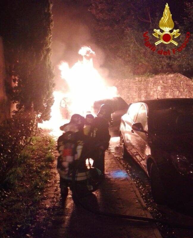 L'incendio delle auto all'Acquasanta