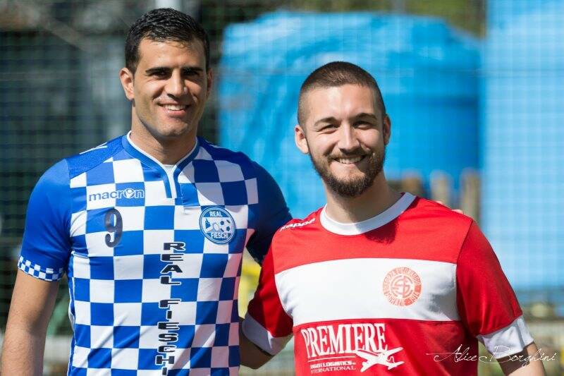 Manuel Arena della Forza e Coraggio e Giacomo Gandolfo bomber del Real Fieschi posano insieme prima del match del "Tanca".