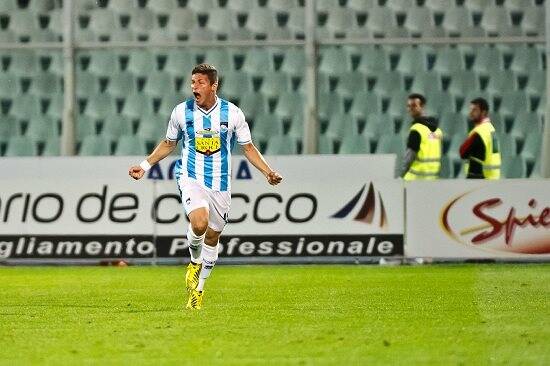 Marco Vittiglio dopo la rete realizzata in Serie A alla Fiorentina con la maglia del Pescara.