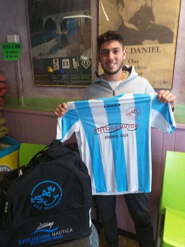 Raso Emanuele, terzino mancino classe '99, posa con la maglia del Brugnato 1955.