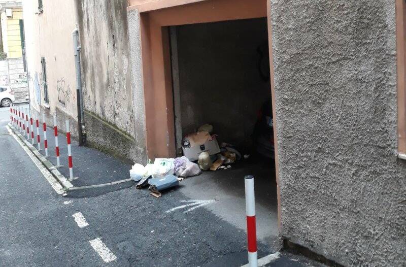 Rifiuti abbandonati in Via Silvio Pellico