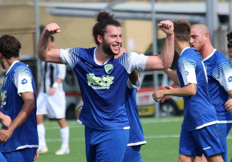 Tobia Nuti esulta dopo il gol realizzato al "Macera" contro il Rapallo.