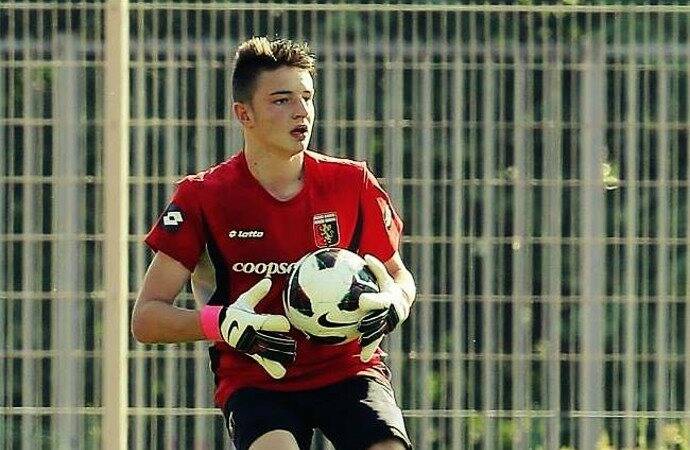 Un giovanissimo Luca Molinaro ai tempi della propria militanza nella Primavera del Genoa.