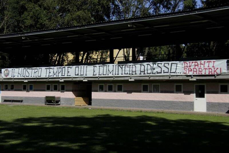 Uno striscione dei tifosi dello Spartak Apuane, neo nata formazione di III Categoria Toscana.