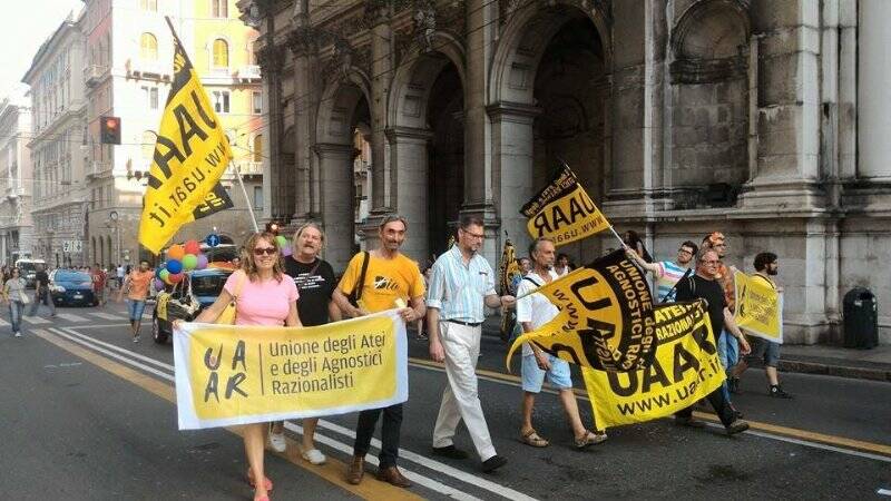 Alcuni membri della Uaar in manifestazione