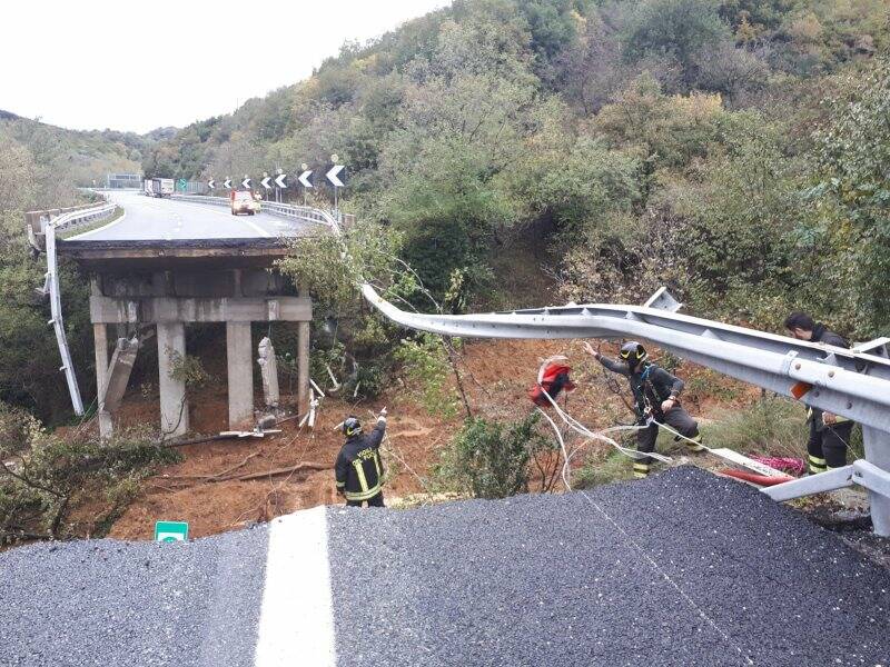 Crollo viadotto sull'A6