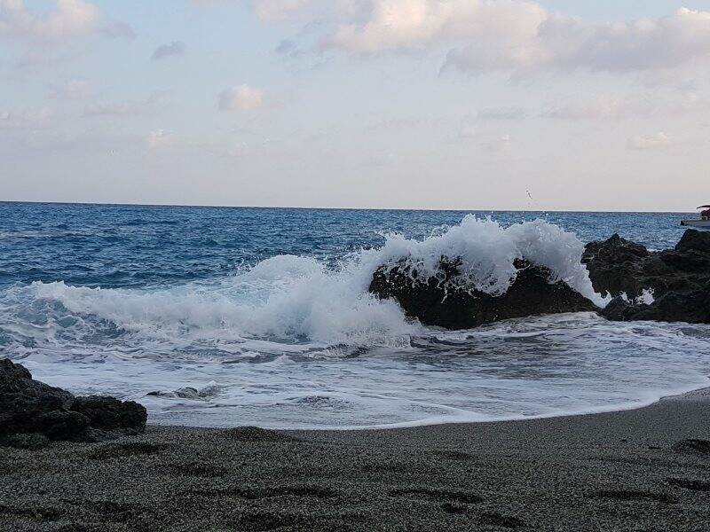 Le onde alte nella spiaggia A Curnea, nei pressi di Bonassola