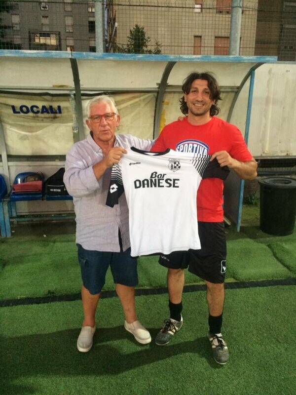 Mirko Russo posa con la sua nuova maglia, quella del Pegazzano Calcio.