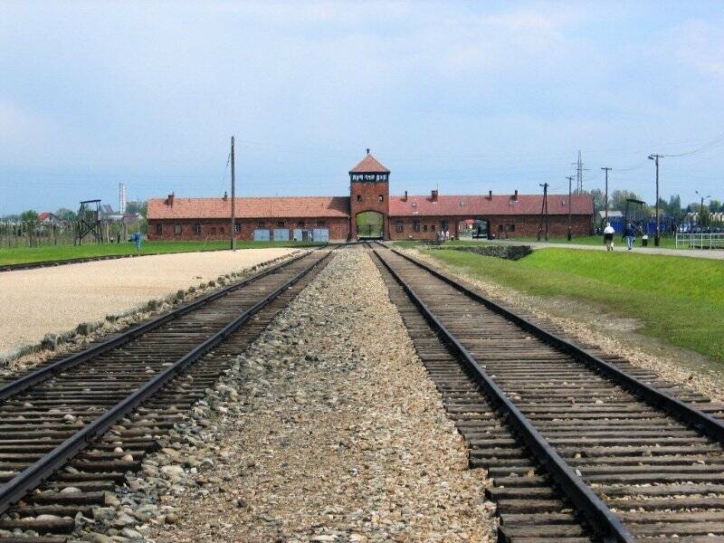 I binari dei "treni della morte" a Auschwitz-Birkenau (2005)