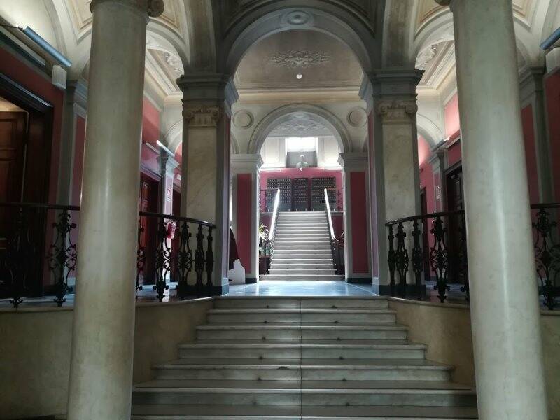 L'ingresso della biblioteca Mazzini di Corso Cavour