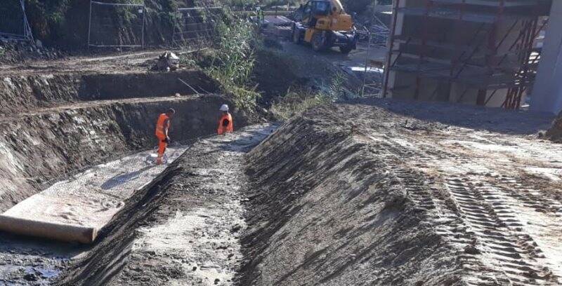 Operai di Pessina Costruzioni al lavoro nel cantiere del nuovo ospedale al Felettino