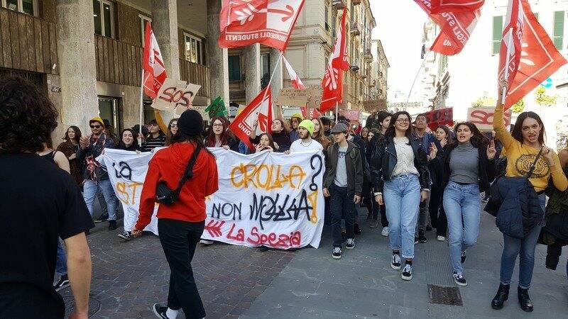 Studenti in corteo per il diritto allo studio: servono più manutenzioni e servizi e meno costi