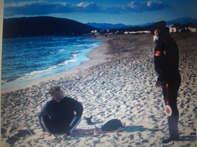 Controlli dei Carabinieri in spiaggia nel corso dell'emergenza coronavirus