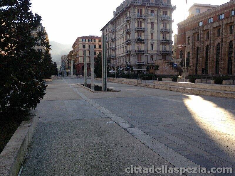 Nessuno gioca o chiacchiera in Piazza Verdi