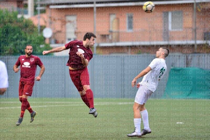 Uno stacco di testa del difensore Simone Bellotti del Casarza Ligure nel derby con la Caperanese.