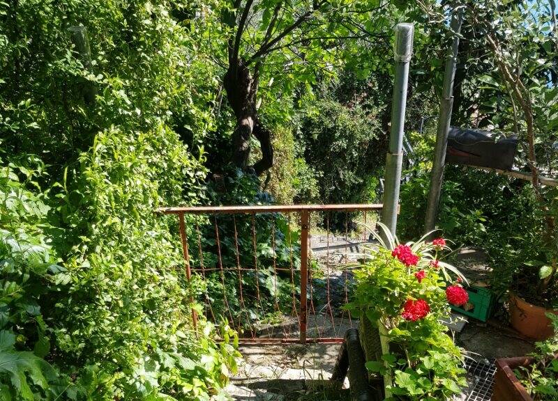 Il cancello collocato lungo la scalinata che unisce Via Fieschi e Via del Mattone