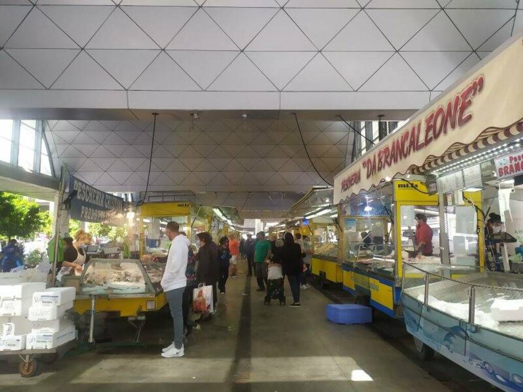 Il mercato del pesce in Piazza Cavour