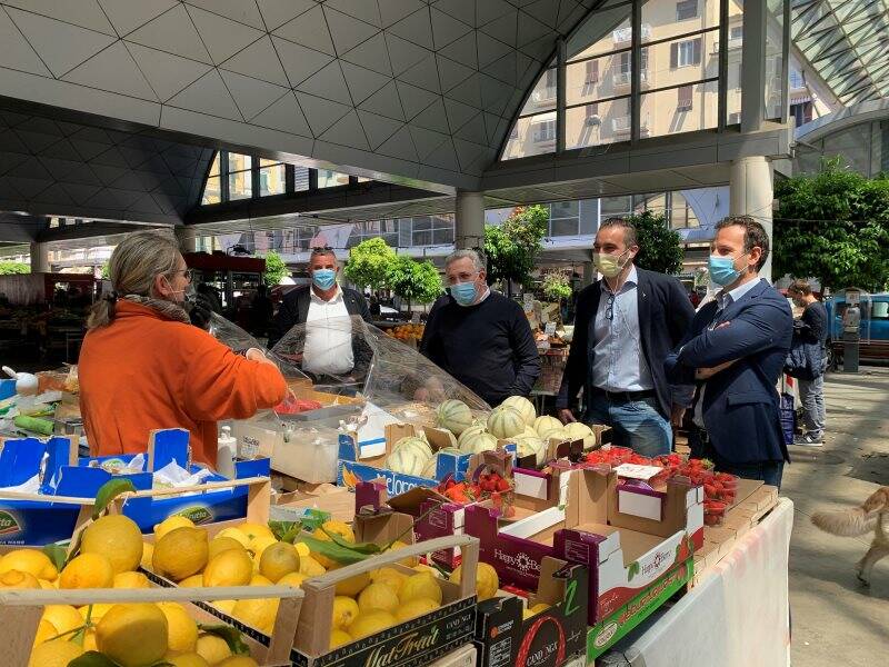 Il sindaco Pierluigi Peracchini, l'assessore Lorenzo Brogi e l'assessore Luca Piaggi in Piazza Cavour