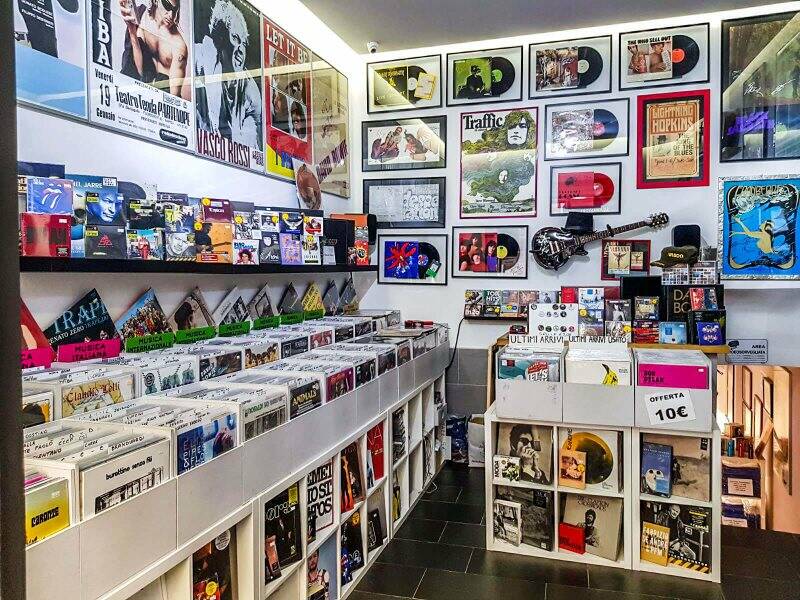 A Sarzana torna la musica: apre un negozio di cd e vinili - Città della  Spezia