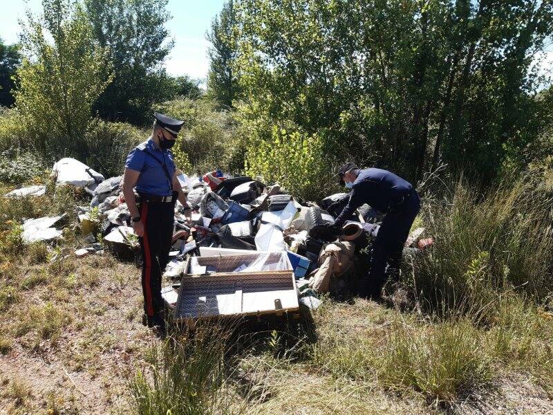 I Carabinieri e il cumulo di rifiuti a Tavolara