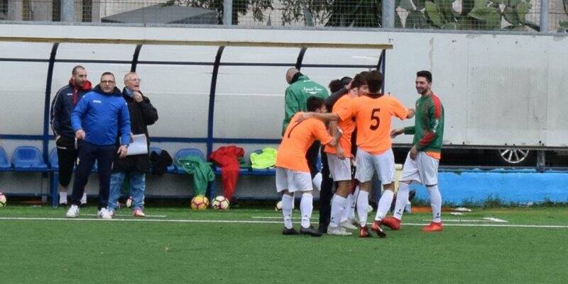 Mister Paolo Fabiani in panchina, mentre i suoi ragazzi del Marola esultano.