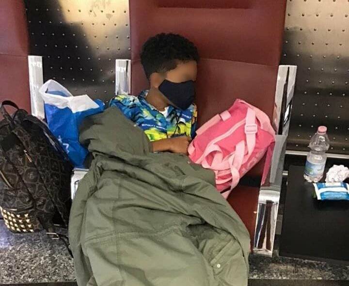 Un bambino dorme nella sala d'aspetto del gate B34 di Malpensa