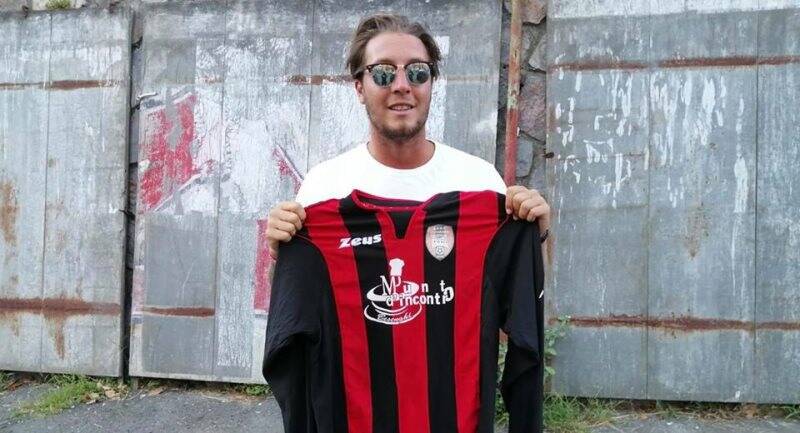 Alessandro Ibba posa con la maglia del Ceparana Calcio.