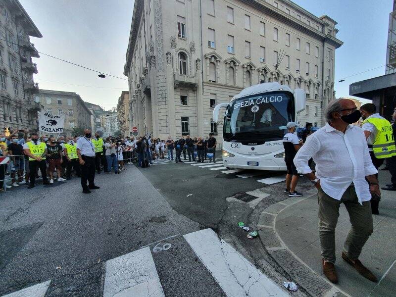 I tifosi accompagnano il pullman delle Aquile verso il Picco