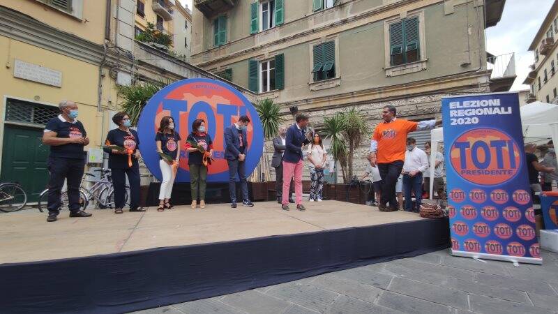 La presentazione dei candidati della lista Toti