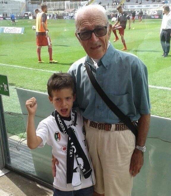 Loris Montaresi allo stadio "Alberto Picco" a vedere lo Spezia Calcio con il nipotino.