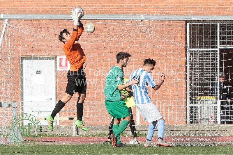 Alessandro Novarino esce in presa alta nel match tra Fezzanese e Montecatini.